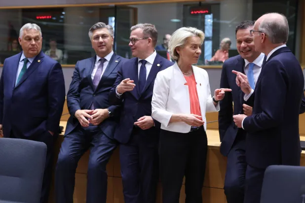 رئيسة المفوضية الأوروبية أورسولا فون دير لايين بين عدد من المسؤولين الأوروبيين في بروكسل (إ.ب.أ)