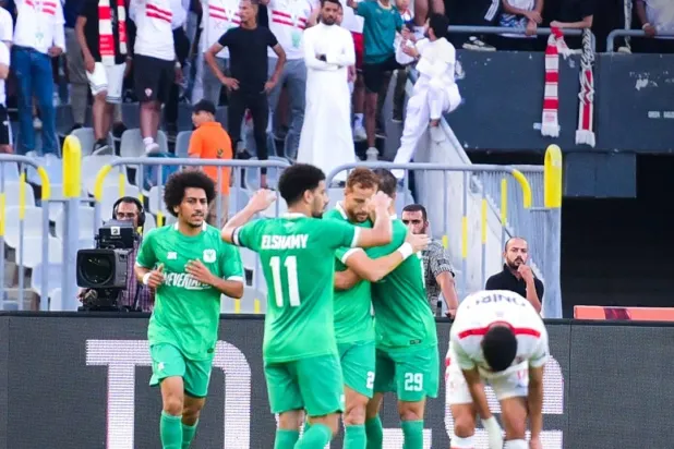 لاعبو المصري يحتفلون بتسجيل أحد الأهداف في مرمى الزمالك (الدوري المصري عبر «إكس»)