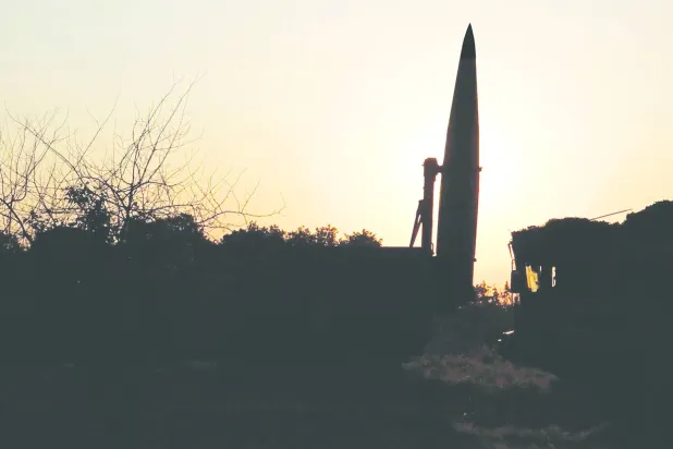 صورة وزعتها وزارة الدفاع الروسية لصاروخ «إسكندر» خلال تدريبات على الأسلحة النووية في مكان غير محدد بروسيا يوم 21 مايو 2024 (أ.ب)