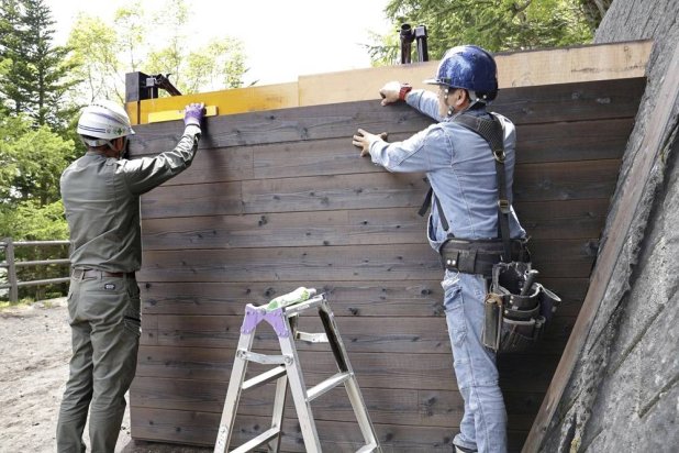  Workers set up a gate at the 5th station for a trail to Mt. Fuji, in Fujiyoshida, Yamanashi prefecture, Japan Monday, June 17, 2024. (Kyodo News via AP) 