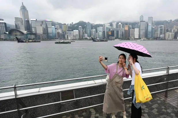 سيدتان تلتقطان «سيلفي» في مدينة هونغ كونغ (أرشيفية - أ.ف.ب)