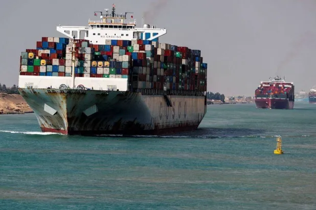 سفن شحن عملاقة تمر عبر قناة السويس في مصر (رويترز)