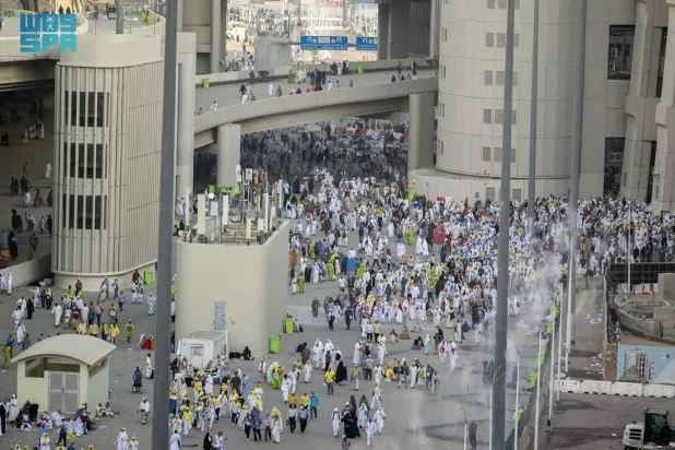 خُصصت مسارات متعددة لتوزيع الحشود على الأدوار المتعددة لمنشأة الجمرات لضمان انسيابية حركة الحجيج (واس)