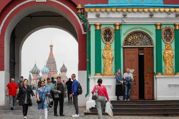 مواطنون يتجولون في الساحة الحمراء أمام كاتدرائية القديس باسيل في موسكو بروسيا في 17 يونيو 2024 (إ.ب.أ)