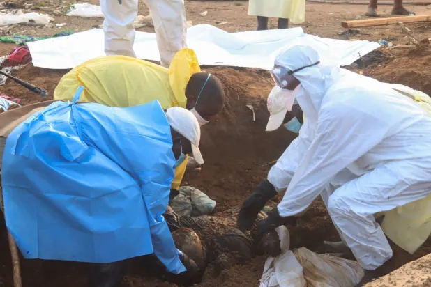 متطوعون يزيلون جثة شخص قُتل في أعقاب هجوم شنه متمردون إسلامويون مشتبه بهم من «القوات الديمقراطية المتحالفة» داخل قرية ماسالا في إقليم بيني بشرق جمهورية الكونغو الديمقراطية يوم 9 يونيو 2024 (رويترز)