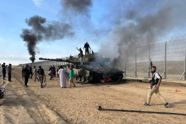 «حماس» تحرق دبابة إسرائيلية في 7 أكتوبر 2023 (رويترز)