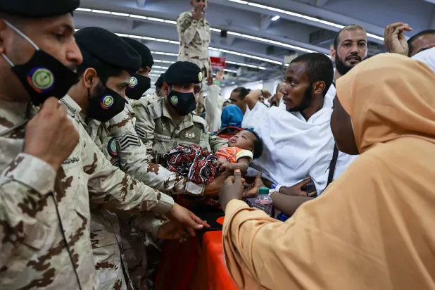 جهود أمنية لتنظيم الحجاج وسلامتهم وأخرى إنسانية في مساعدة ضيوف الرحمن على أداء شعيرة رمي الجمرات (تصوير: عدنان مهدلي)