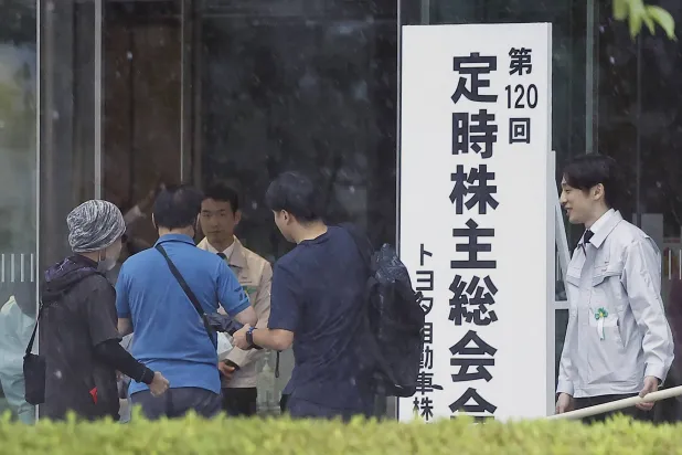 مساهمون يصلون إلى مقر شركة «تويوتا» وسط العاصمة اليابانية طوكيو الثلاثاء من أجل التصويت على مجلس الإدارة (أ.ب)