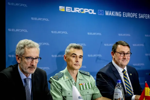 (من اليسار إلى اليمين) خوسيه دي لا ماتا أمايا من «يوروجست» وألبرتو رودريغيز فاسكيز من الحرس المدني الإسباني وجان فيليب ليكوف من «يوروبول» يقدمون مؤتمراً صحافياً في مقر «يوروبول» حول الإجراءات ضد الدعاية الإرهابية عبر الإنترنت في لاهاي بهولندا 14 يونيو 2024 (إ.ب.أ)