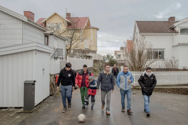 شبان لاجئون يتوجهون إلى ملعب كرة قدم في كلادسهولمن، السويد (غيتي)