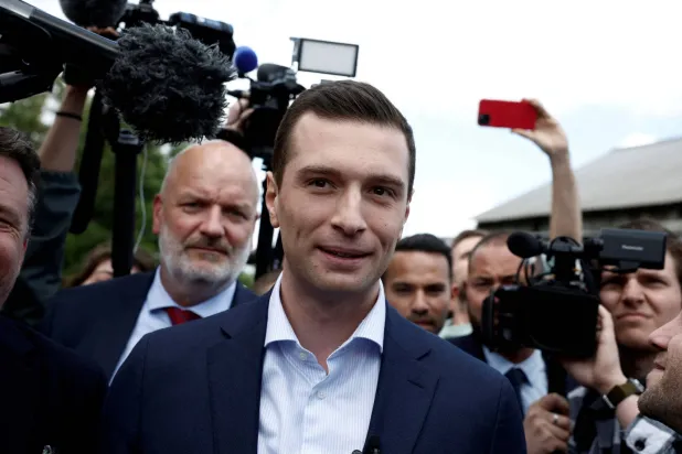 جوردان بارديلا رئيس حزب «التجمع الوطني» في فرنسا يزور مزرعة في أول رحلة انتخابية له للانتخابات البرلمانية الفرنسية المقبلة في شويل بالقرب من مونتارجيس بفرنسا... 14 يونيو 2024 (رويترز)