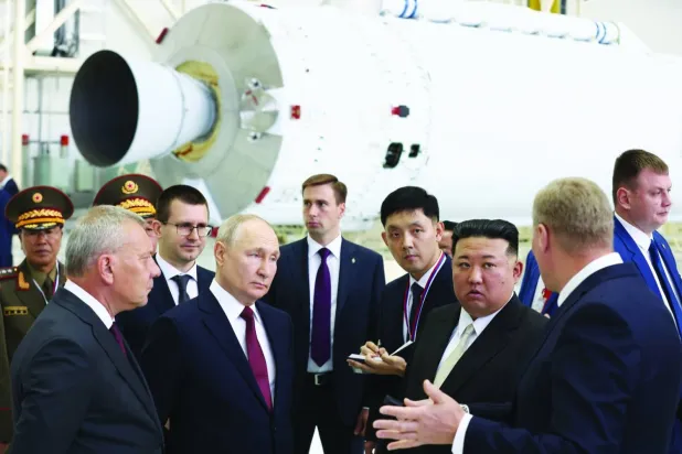 Kim Jong Un, Rusya'daki bir füze montaj deposunu ziyareti sırasında Vladimir Putin ile birlikte 13 Eylül 2023  (AP)