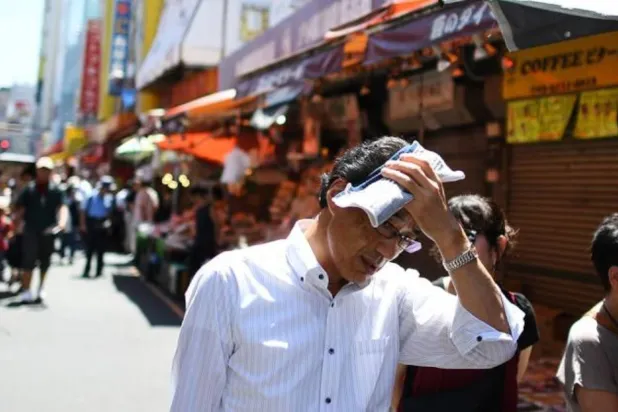 الحرارة الشديدة يمكن أن تلحق أضراراً شديدة بصحة الأشخاص تصل في بعض الحالات إلى الوفاة (أ.ف.ب)