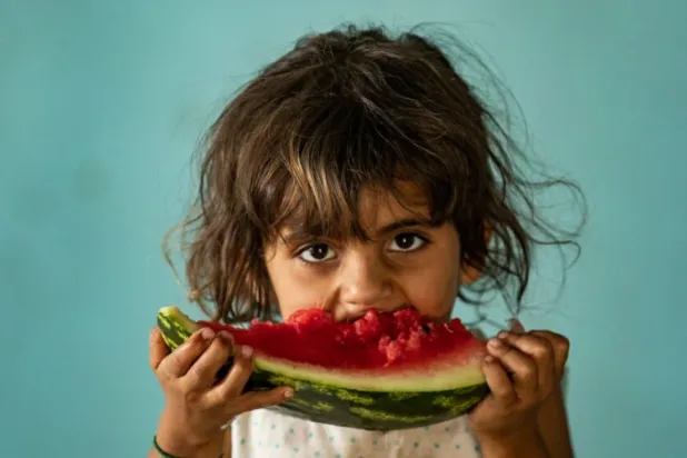 من المعروف أن البطيخ غني بالماء (أ.ف.ب)