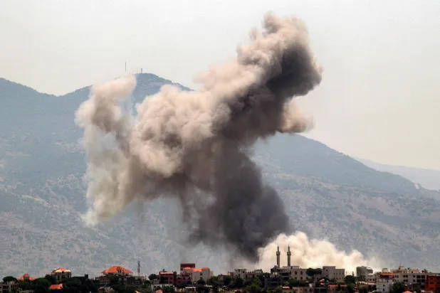 تصاعد الدخان أثناء القصف الإسرائيلي على قرية الخيام في جنوب لبنان بالقرب من الحدود مع إسرائيل في 19 يونيو 2024 (أ.ف.ب)