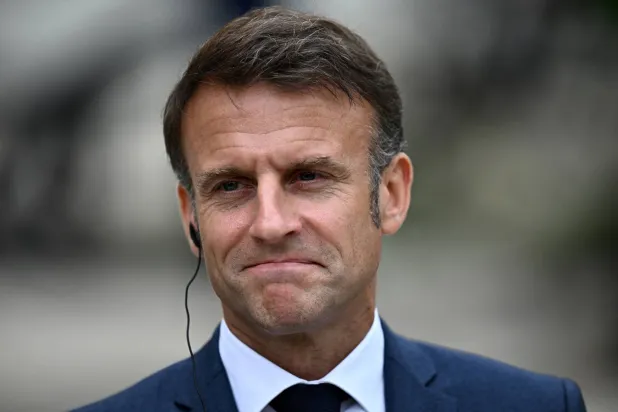 الرئيس الفرنسي إيمانويل ماكرون في قصر الإليزيه في باريس 19 يونيو 2024 (رويترز)