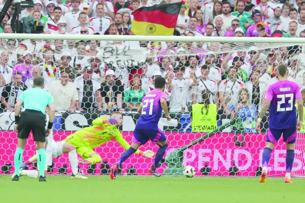 
غوندوغان (في الوسط) يسجل هدف ألمانيا الثاني في مرمى المجر (أ.ف.ب)