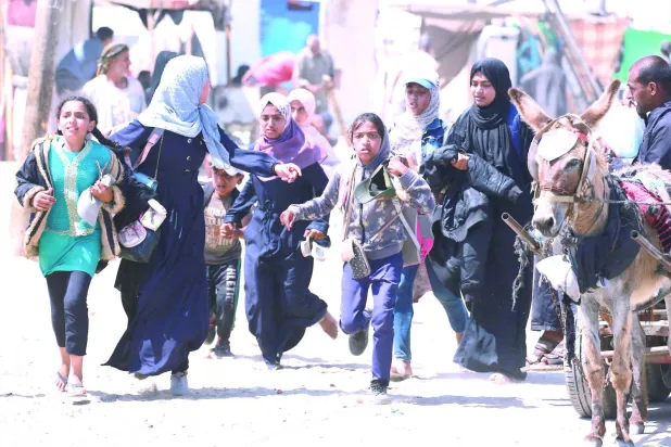  İsrail'in dün Gazze Şeridi'nin güneyindeki Refah'a yönelik bombardımanı sırasında kaçışan Filistinliler (AFP)