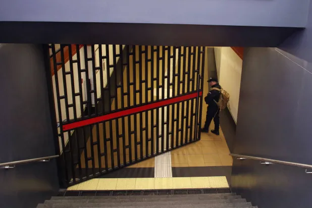 رجل أمن يقوم بإقفال محطة مترو بعد انقطاع الكهرباء في العاصمة كيتو أمس (أ.ف.ب)