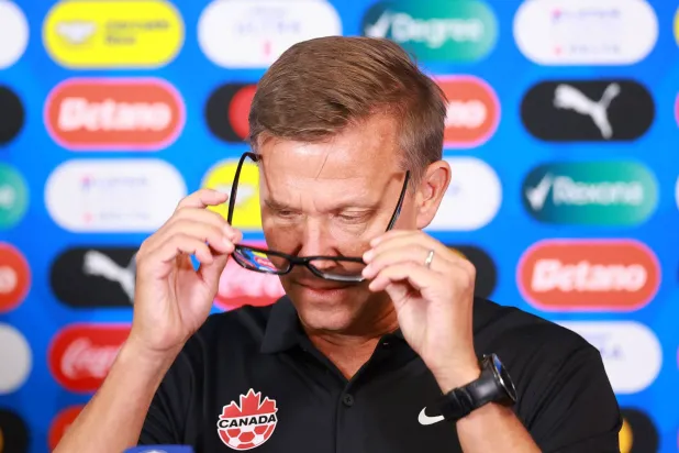 جيسي مارش خلال المؤتمر الصحافي (أ.ف.ب)