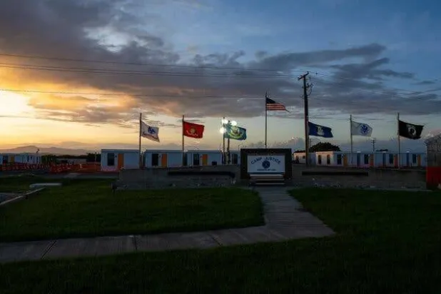 معسكر العدالة في خليج غوانتانامو بكوبا العام الماضي (نيويورك تايمز)