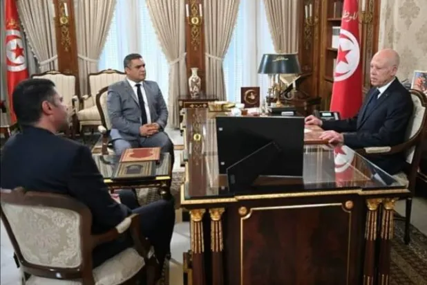 الرئيس التونسي قيس سعيد خلال اجتماع أمني قبل يومين مع وزير الداخلية خالد النوري وكاتب الدولة للأمن سفيان بن الصادق حول الموسم السياحي (موقع رئاسة الجمهورية)