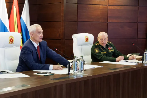 أندريه بيلوسوف (يسار) في منصب وزير الدفاع ليحل محل سيرغي شويغو (أ.ف.ب)