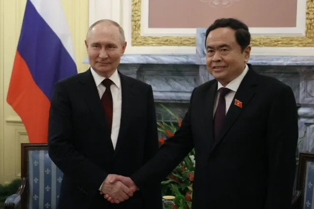 بوتين مع رئيس الوزراء الفيتنامي خلال جولة المحادثات (إ.ب.أ)