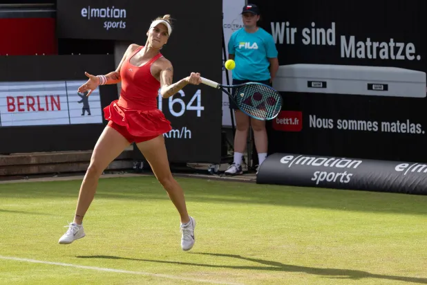  التشيكية ماركيتا فوندروسوفا غادرت برلين للإصابة (د.ب.أ)