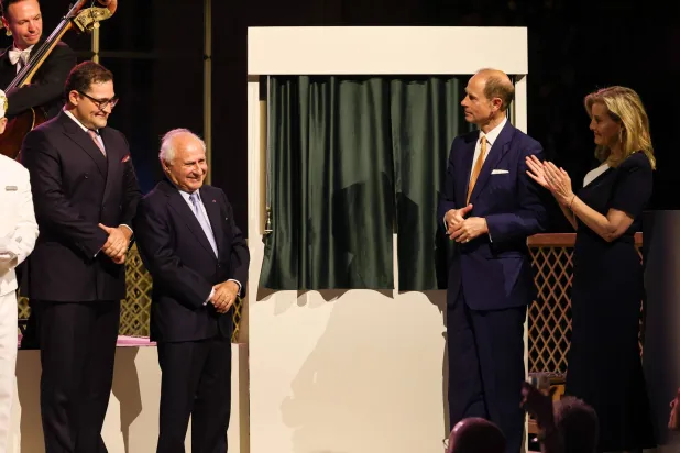 دوق ودوقة إدنبرة يزيحان الستار عن لوحة تذكارية خلال الحفل (ديف بينيت لوكالة غيتي وروبن لانشن)