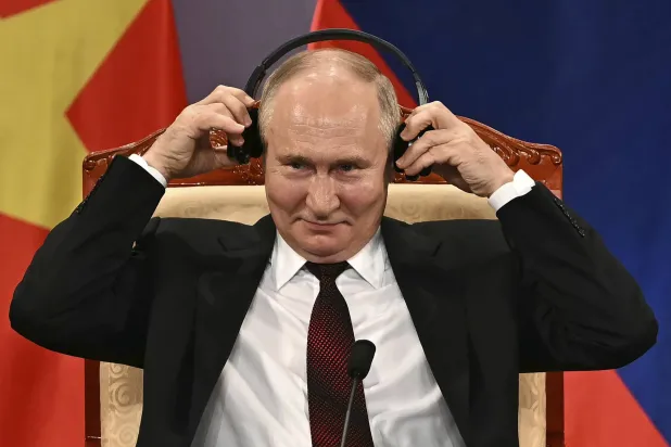 الرئيس الروسي فلاديمير بوتين خلال زيارته لفيتنام (أ.ب)