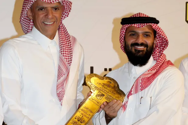 أنمار الحائلي يُسلّم مفتاح النادي للرئيس الجديد (تصوير: غازي مهدي)