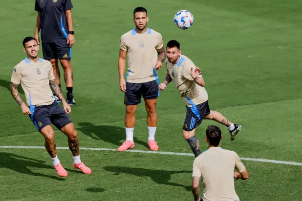 ميسي يحول الكرة برأسه خلال تدريبات الأرجنتين قبل مواجهة كندا بالافتتاح (ا ب ا)