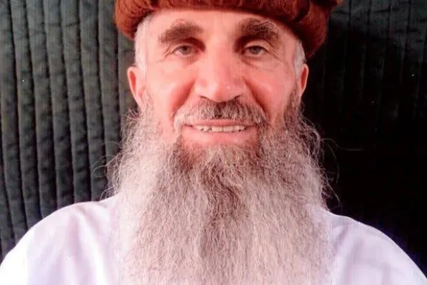 عبد الهادي العراقي في خليج غوانتانامو في صورة قدمها محاموه إلى هيئة المحلفين إذ حُكم على العراقي بالمؤبد بتهمة ارتكاب جرائم حرب في أفغانستان (نيويورك تايمز)