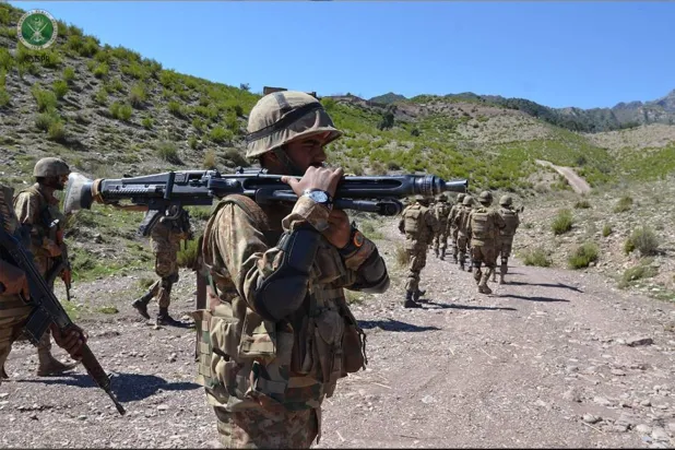 Pakistan-Afgan bölgesinde operasyondaki Pakistan askerleri (Pakistan ordu medyası)