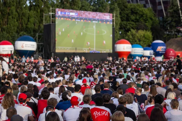 بولنديون يتابعون مباراة منتخب بلادهم على شاشة عملاقة في وارسو (أ.ف.ب)