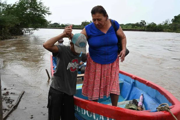 Honduras'ta sel nedeniyle vatandaşlar bazı bölgelerden tahliye edildi (AFP)