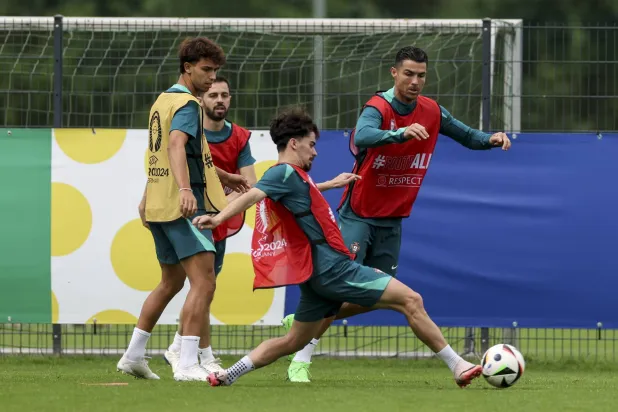 رونالدو وبيرناردو سيلفا في صراع على الكرة بتدريبات البرتغال (ا ب ا)