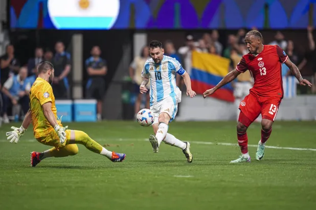 ميسي يهدر فرصة منفردا أمام مرمى كندا لكن صنع هدفي فوز الأرجنتين (اب)