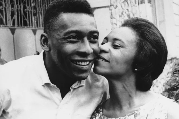 بيليه يقف مع والدته سيليست أرانتيس دو ناسيمنتو في البرازيل عام 1965 (أ.ب)