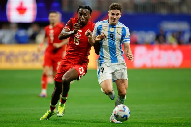 مويس بومبيتو لاعب منتخب كندا (يسار) تعرض لإساءات عنصرية (أ.ف.ب) 