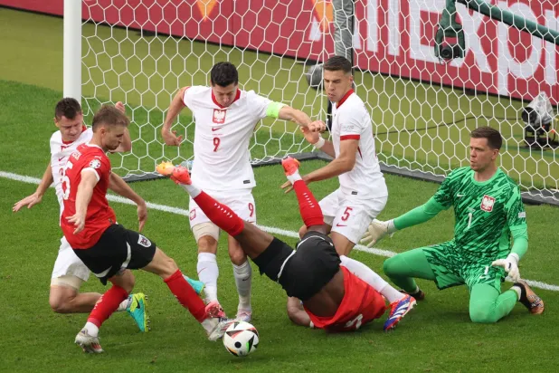 رغم مشاركة ليفاندوفسكي... بولندا خسرت وودَّعت «اليورو» (أ.ف.ب)