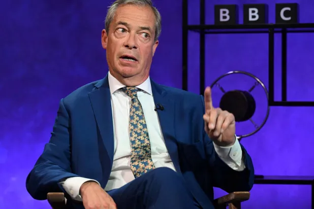 نايجل فاراج زعيم حزب الإصلاح البريطاني خلال لقاء تلفزيوني في قناة «بي بي سي» (رويترز)