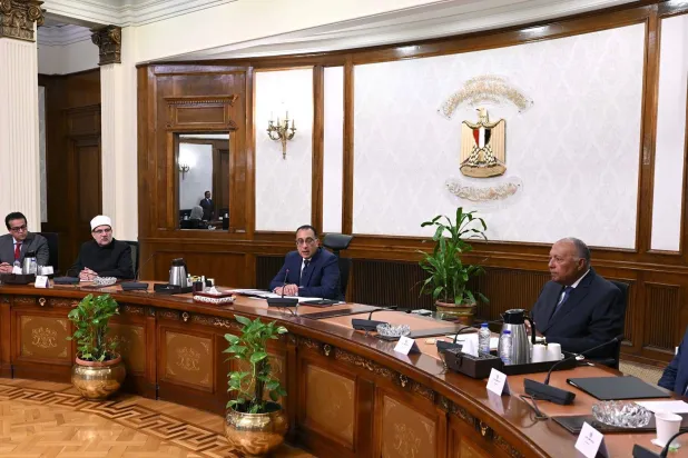 رئيس الوزراء المصري مصطفى مدبولي خلال اجتماع «خلية أزمة الحجاج» المصريين (صفحة رئاسة مجلس الوزراء عبر فيسبوك) 