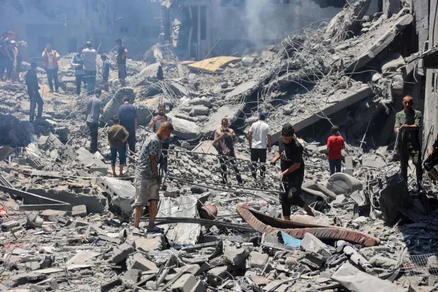 دمار في مخيم الشاطئ عقب غارات إسرائيلية السبت (أ.ف.ب)