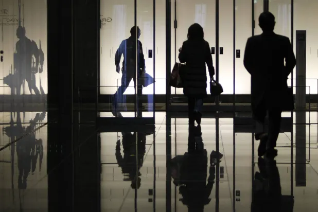 الانتماء لبيئة عمل صحية يعطي إحساساً بالحماية ويساعد على النمو (رويترز)