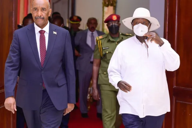Uganda Cumhurbaşkanı Yoweri Museveni, Eylül 2023'te Entebbe'de Sudan Egemenlik Konseyi Başkanı ve Ordu Komutanı Orgeneral Abdulfettah el-Burhan'ı kabul etti. (Uganda Cumhurbaşkanı'nın X hesabı)