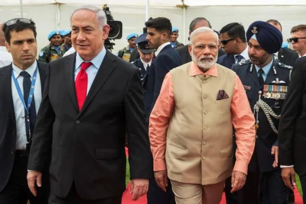 رئيس الوزراء الهندي ناريندرا مودي ورئيس الوزراء الإسرائيلي بنيامين نتنياهو يزوران مقبرة الجيش الهندي في الحرب العالمية الأولى لتكريم الجنود الهنود الذين سقطوا في مدينة حيفا - 6 يوليو 2017 (رويترز)