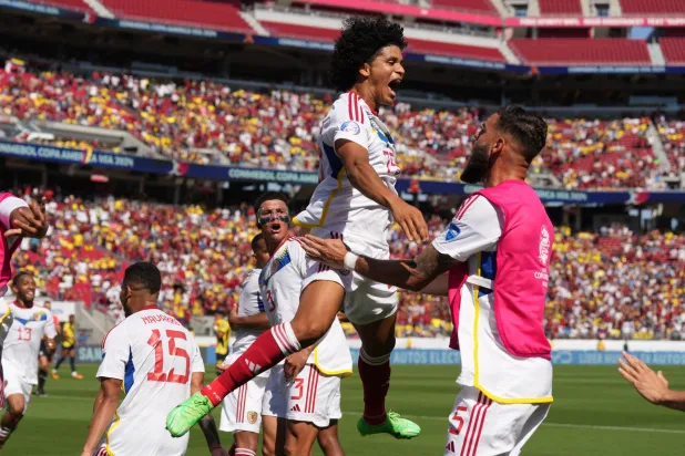 فرحة فنزويلية عقب الهدف المثير (رويترز)