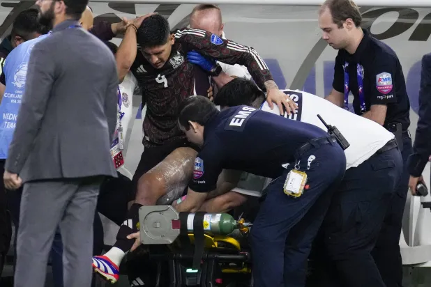 ألفاريز لحظة خروجه بالعربة مصاباً (أ.ب)